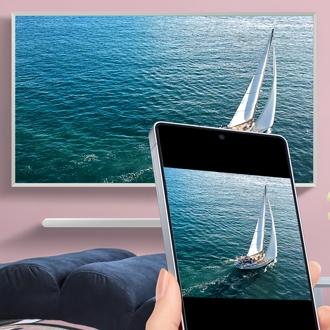 Galaxy S25 Ultra mirroring its screen to a Samsung TV, showcasing a sailboat on blue ocean waters.
